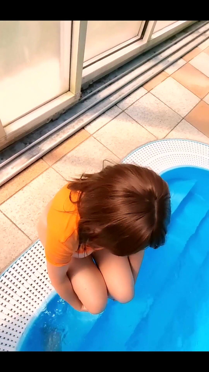BritneySwallows: 핑거링 나 자신 풀사이드