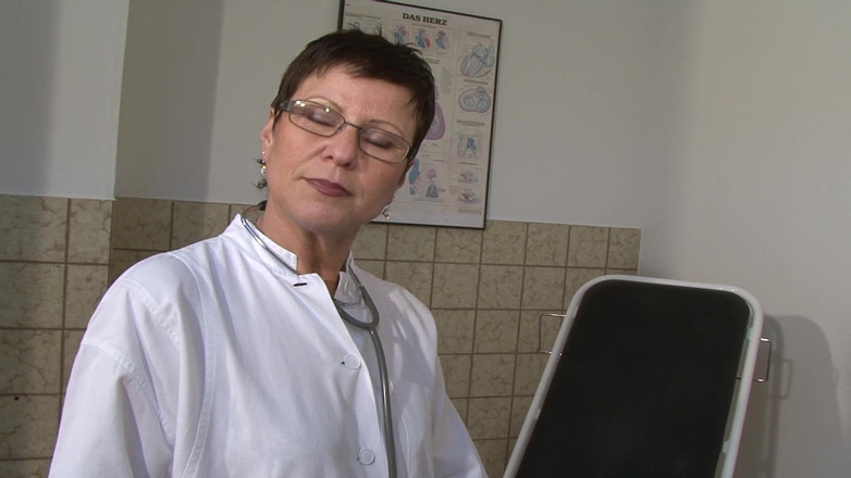 German Homemade: 放荡的德国成熟婊子在热辣的单人表演中玩弄自己