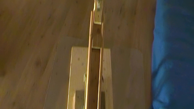 Mark Hannes: Masturbare cu futai în picioare, goală