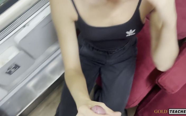 GoldTeachers: Ninfomaníaca chupa até obter esperma no trem em primeiro plano