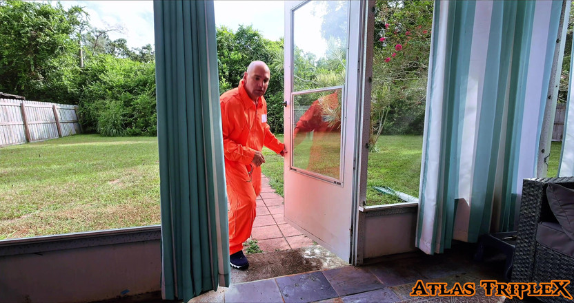 Atlas_TripleX: Une milf dévergondée surprend un prisonnier évadé puis le baise