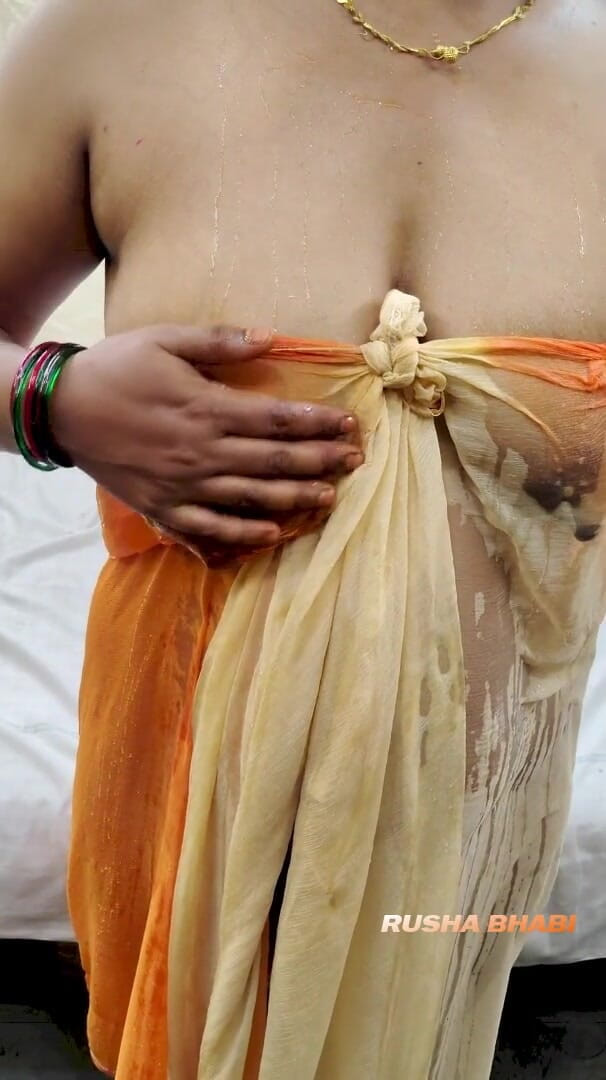 RUSHA BHABI: Rusa Bhabi Showing Wet Boobs in Video Call
