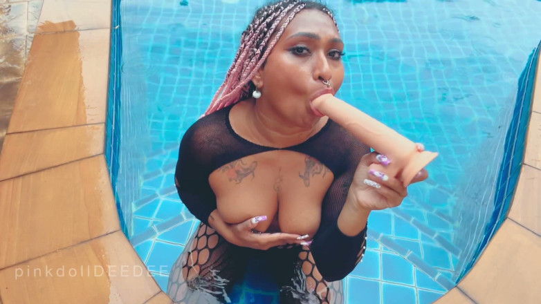 Desibhabhisimi: Dildo deepthroat in piscina