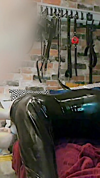 Fist-fucking Gaping Slut in Latex: Gigi's Master Makes Her Cum