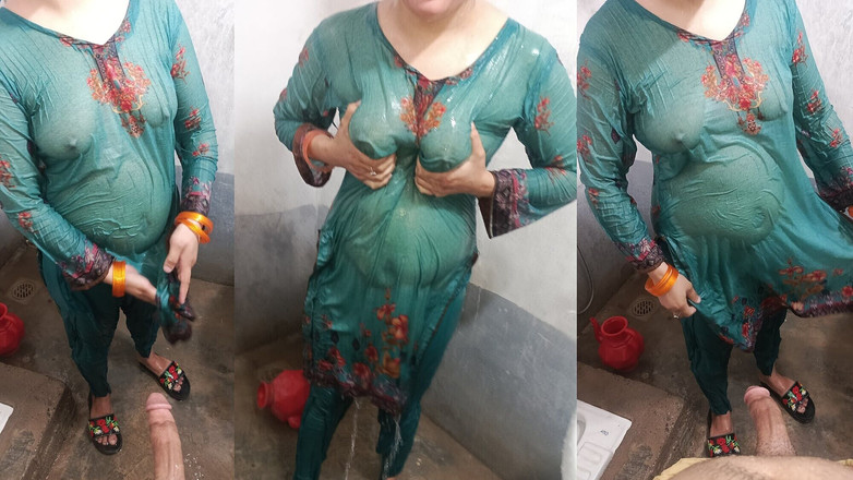 Desiwife: Я так сексуально граю разом зі своєю гарячою дружиною у ванній кімнаті