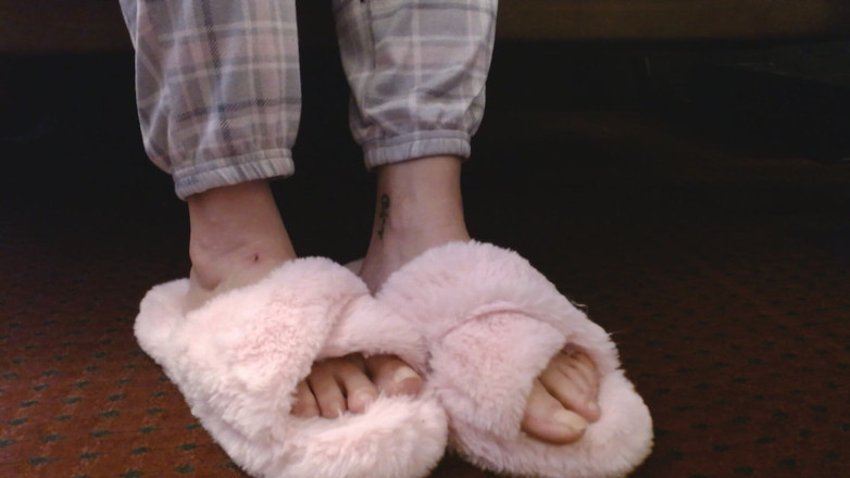 Abby Anna: Vratící se růžové fuzzy pantofle