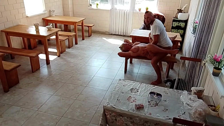 Crazyfamily 1970: Chelnerița goală s-a lăsat futută