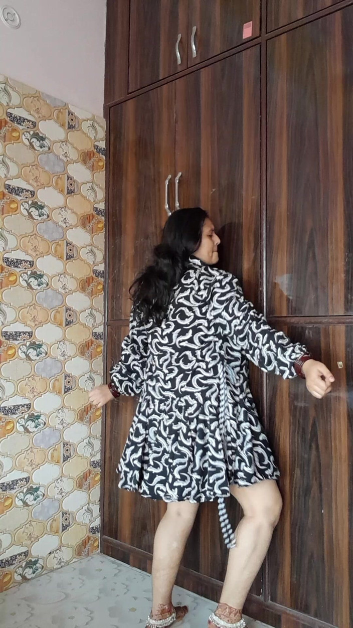 Puja555: Puja Bhabhi dansând