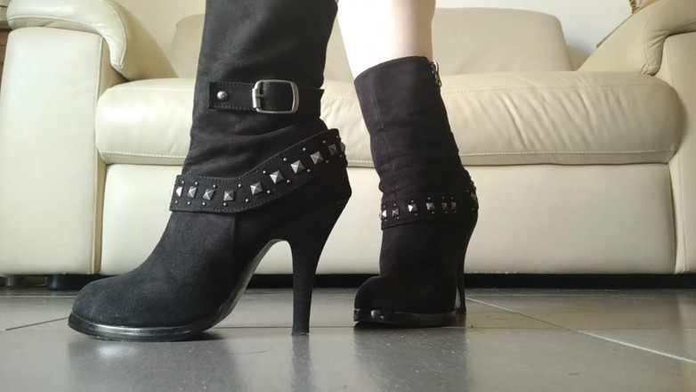 RavenBigAss: Slave licks and sniffs sweaty and smelly feet after wearing...