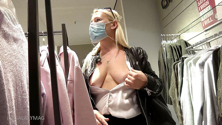 GALAXYMAG: Gina tóc vàng đi mua sắm