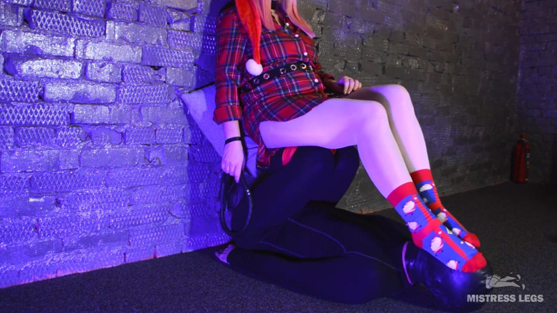 Mistress Legs: Dávení nohou, šlapání a sezení na obličeji v teplých ponožkách