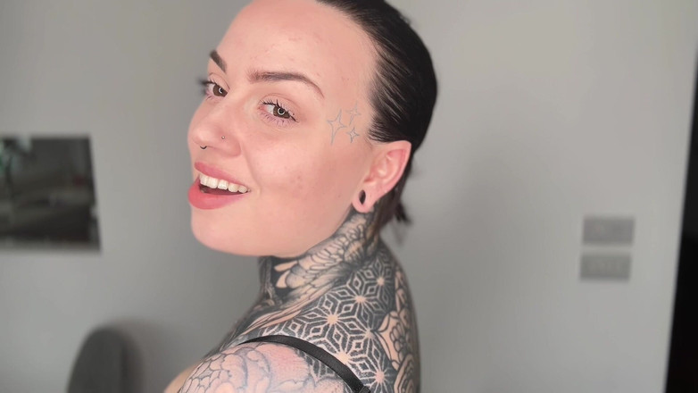 Miss Valentina: Sivri kulak ibadeti