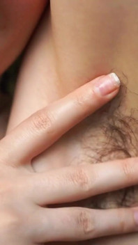 Regardez-moi taquiner avec mes bras sauvages et poilus et mes fosses sensueuses