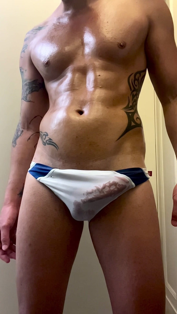 Spandex Boy: Smooth Jock Rubbing Oil All Over His Muscles and Bulge