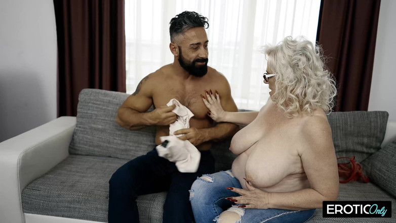 ONLYFREAKSX: 工人在老板的观看下操他的妻子