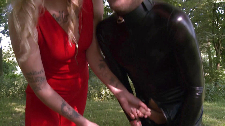 Melody Pleasure: Kölelerle yürüyüş