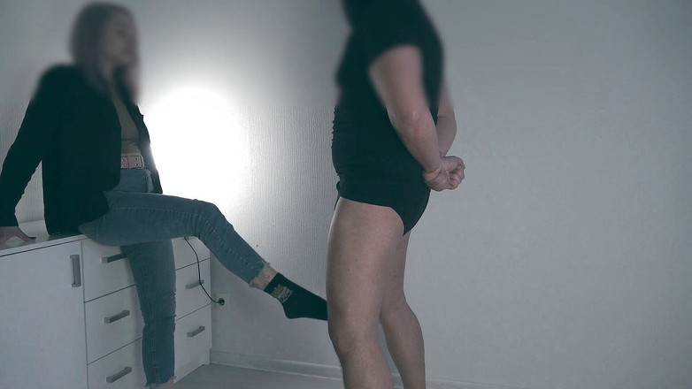 Amateur_fetish: Teenie-ballbusting 2 | winkel 1