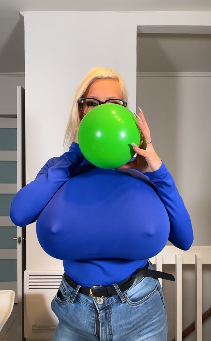 TheBustySasha: Melambungkan balon besar (dengan dildo straponku di bawah)!