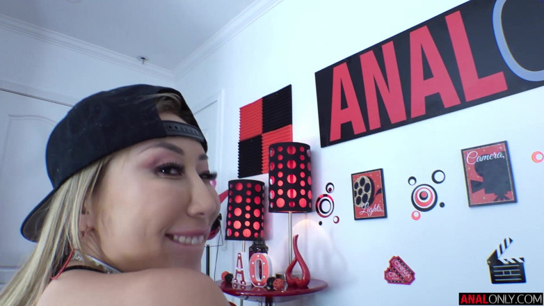 Anal Only: Nicole meregangkan pantat