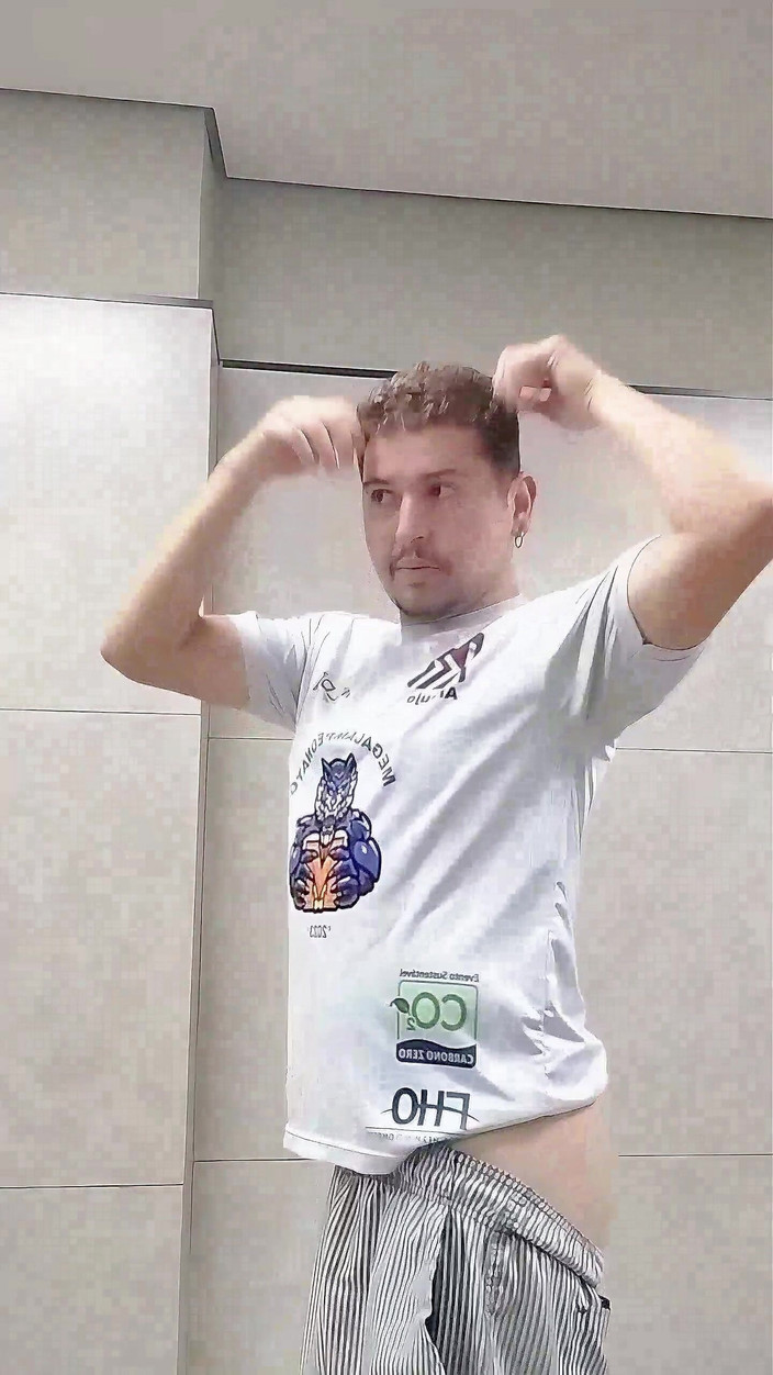 Marcosninfo: 我差点被那个在公共厕所炫耀的义警抓住