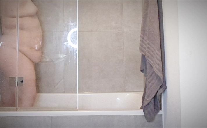 MaskedMomWife: Německá amatérská BBW MILF je překvapena při sprchování