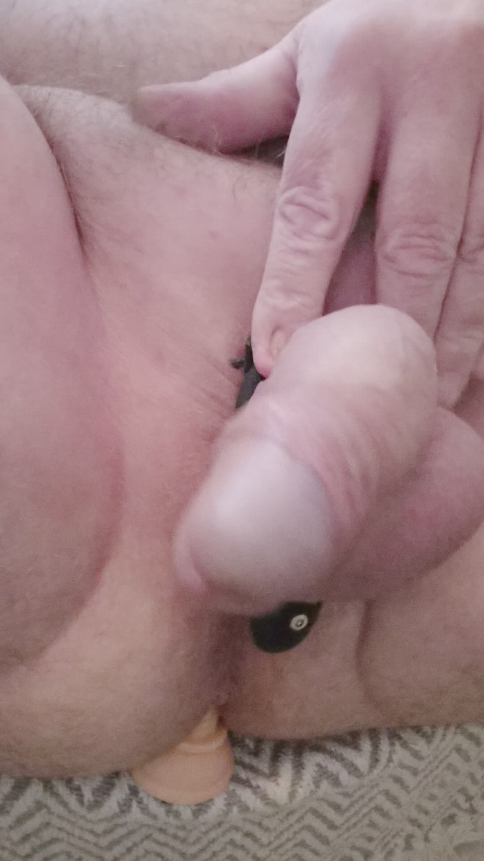 Pellefnatt: 할아버지는 발의자에 앉아 엉덩이에 딜도를 대고 자지를 가지고 놀고 있습니다.