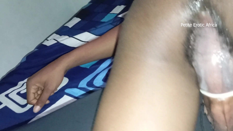 Petite Erotic Africa: Teen gầy gò đảo ngược tư thế truyền giáo