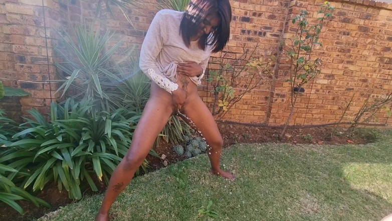 domslutfucker: Combo de indiana tatuada mijando dentro e ao ar livre