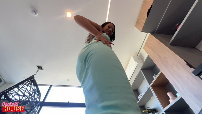 CuckoldHouse: Betrogener Mann Teilt Seine Gebräunte Verlobte in Einem Sehr Verbotenen...