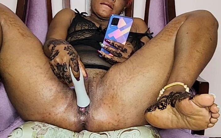 Afro fuck queens: Horny Whore Playing and Stuffing Her Loose Cunt with a...