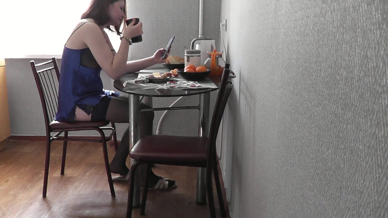 Assol: Linda garota. Sexy Assol em lingerie erótica meias peignoir faz...