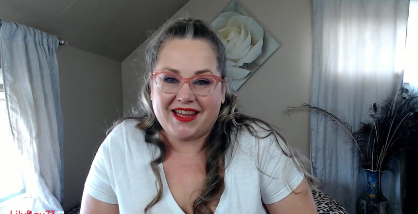 Lily Bay: Toket tante seksi yang ditindik