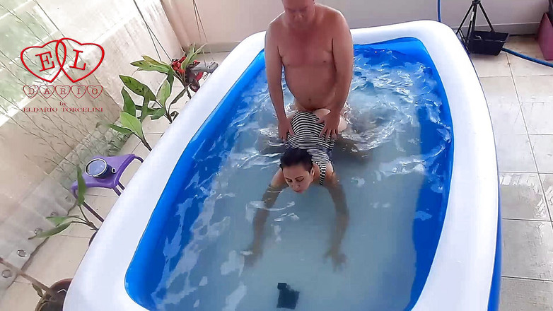 Strange stepfamily: 水中で息を止める。支配ラフセックス。ヌーディストレジーナノワール水泳、吸うとスイミングプールでファック。フルビデオ