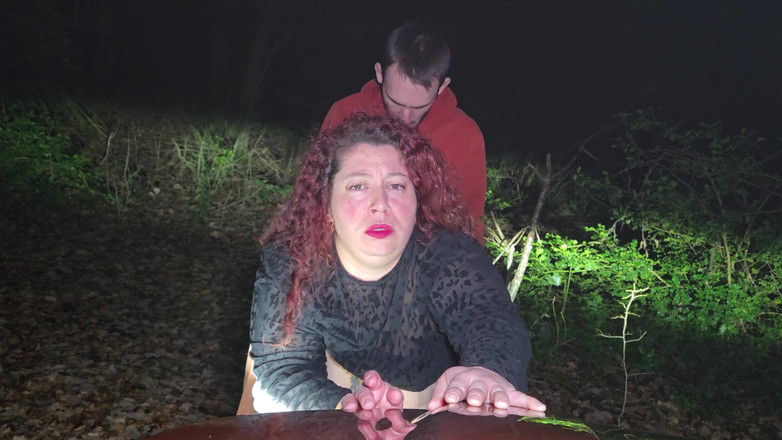 abricot sucree: Piccola stronza che viene scopata nella foresta di notte