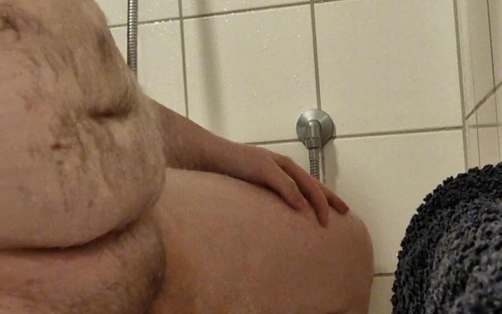 Philzstift: Enjabonando mi vientre peludo, acariciando mi polla sin cortar y...