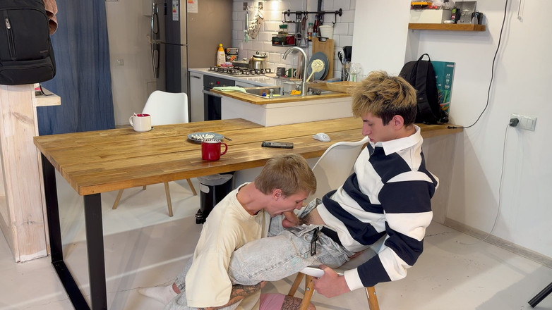 Ethan Lestray: Roztomilý chlap dal svému příteli kouření s velkým penisem, kouření...