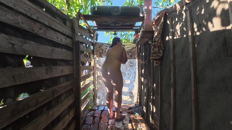 SchoolPrincess: Outdoor Shower Couple
