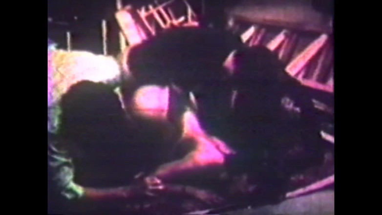 Vintage Usa: Cewek hot rambut cokelat di-gangbang habis-habisan