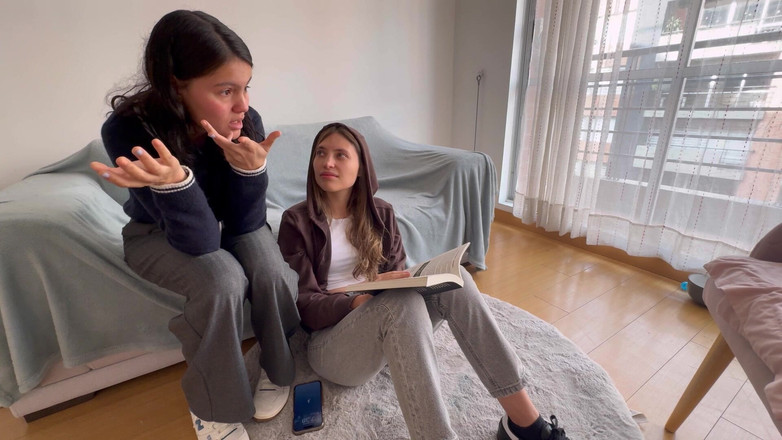 scarlettandc: Dvě sexy ženy zkouší nové věci