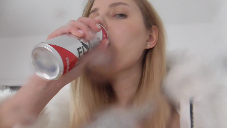 Solo Austria: La princesa alta Kelly te escupe en la cara y...