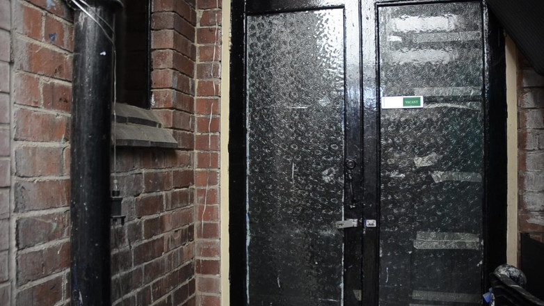 J Peters adult: 배관공 통화