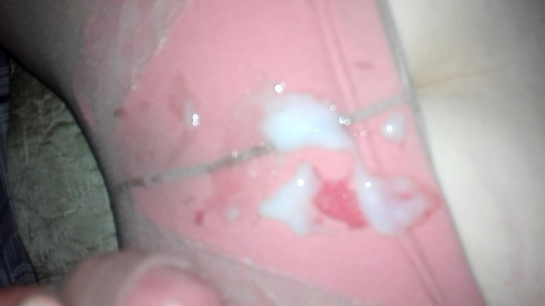 Sekretny666: Pancutan mani pada pantyhosed dan pantat seluar dalamnya kemudian di...