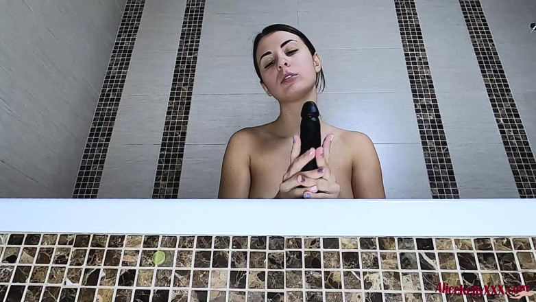 Alice KellyXXX: 몸을 씻고 샤워하는 애널 딜도를 플레이하는 섹시한 갈색 머리 - 오르가즘