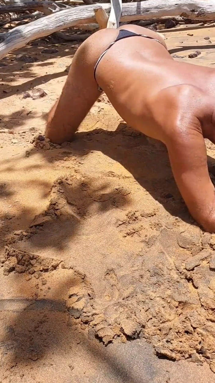 Ladysilvas: Ladysilva travestito in spiaggia si toglie le mutandine sexy per...