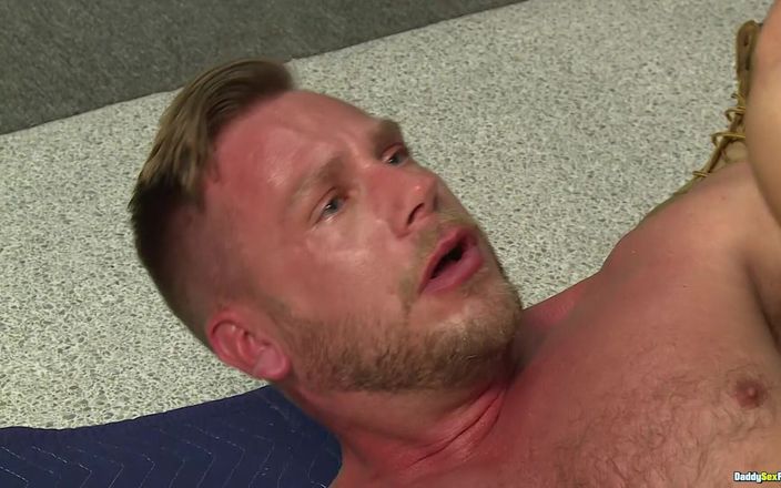 Daddy Sex Files: Entretien et lait Manly