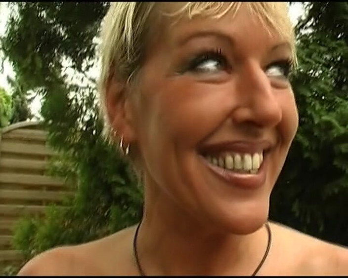 Hardcore German Club: Cewek semok jerman ini suka banget nyepong kontol