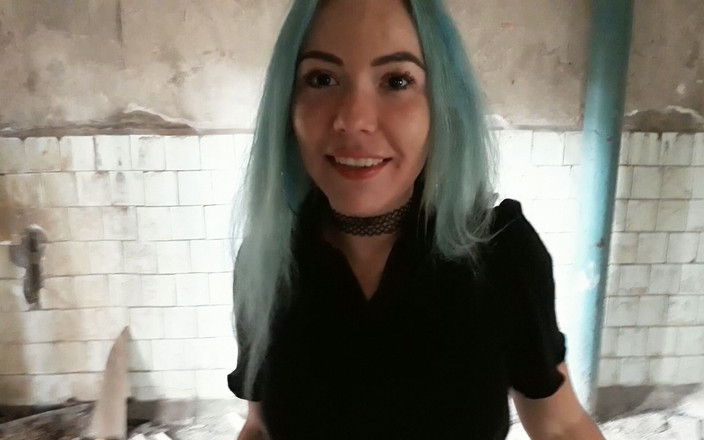 Blowjobs Alice: Terk edilmiş bir binada bir serseriyi sikiyor