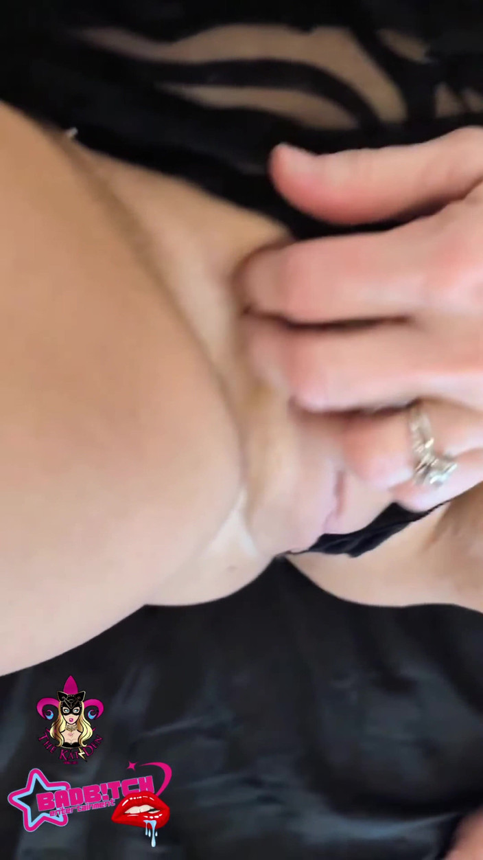 Kat-Licious: Kat-Licious соблазнительно соблазнительно соблазняет в постели с плюшкой с принтом zebra