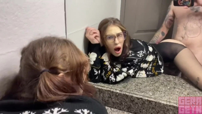 Gera Geyn Studio: 내 남친이 샤워하는 동안 거대한 자지로 빨고 따먹기