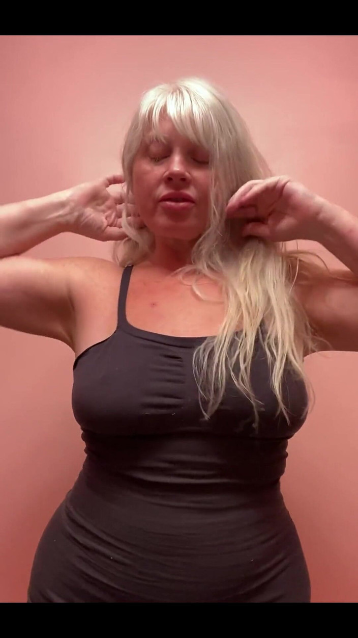 PaintedRose: Macocha w szortach do jogi w łazience